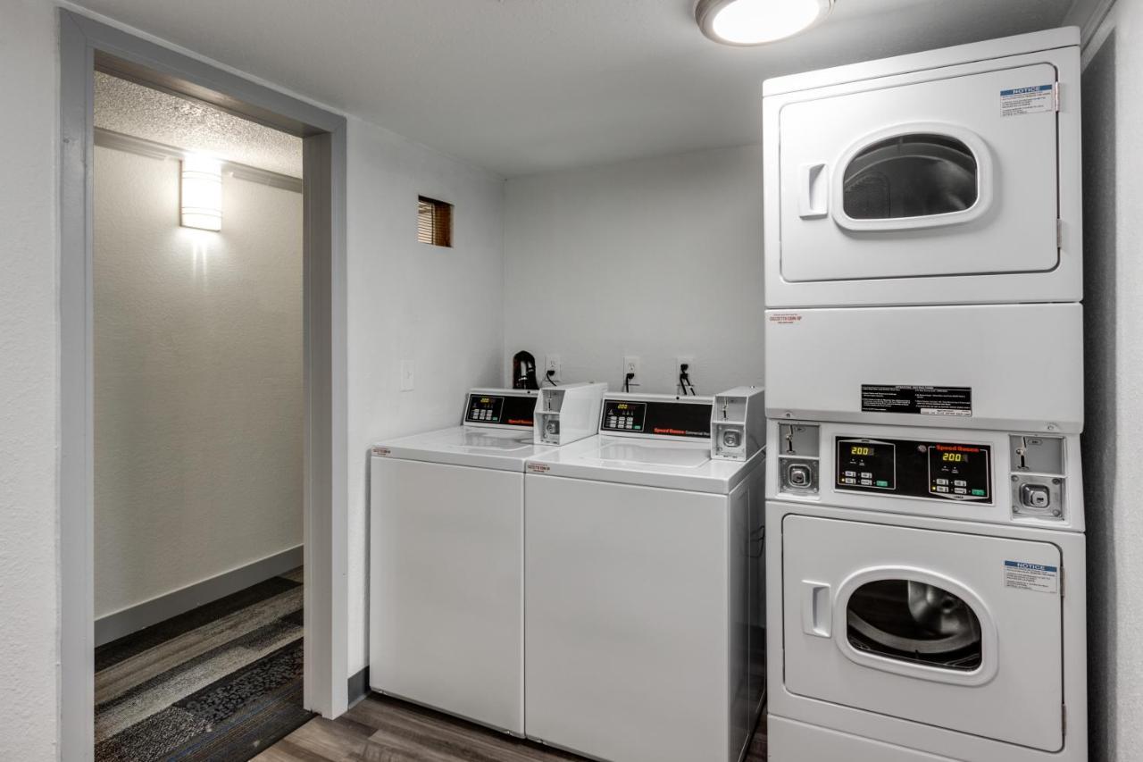 Days Inn & Suites By Wyndham Spokane Exteriör bild