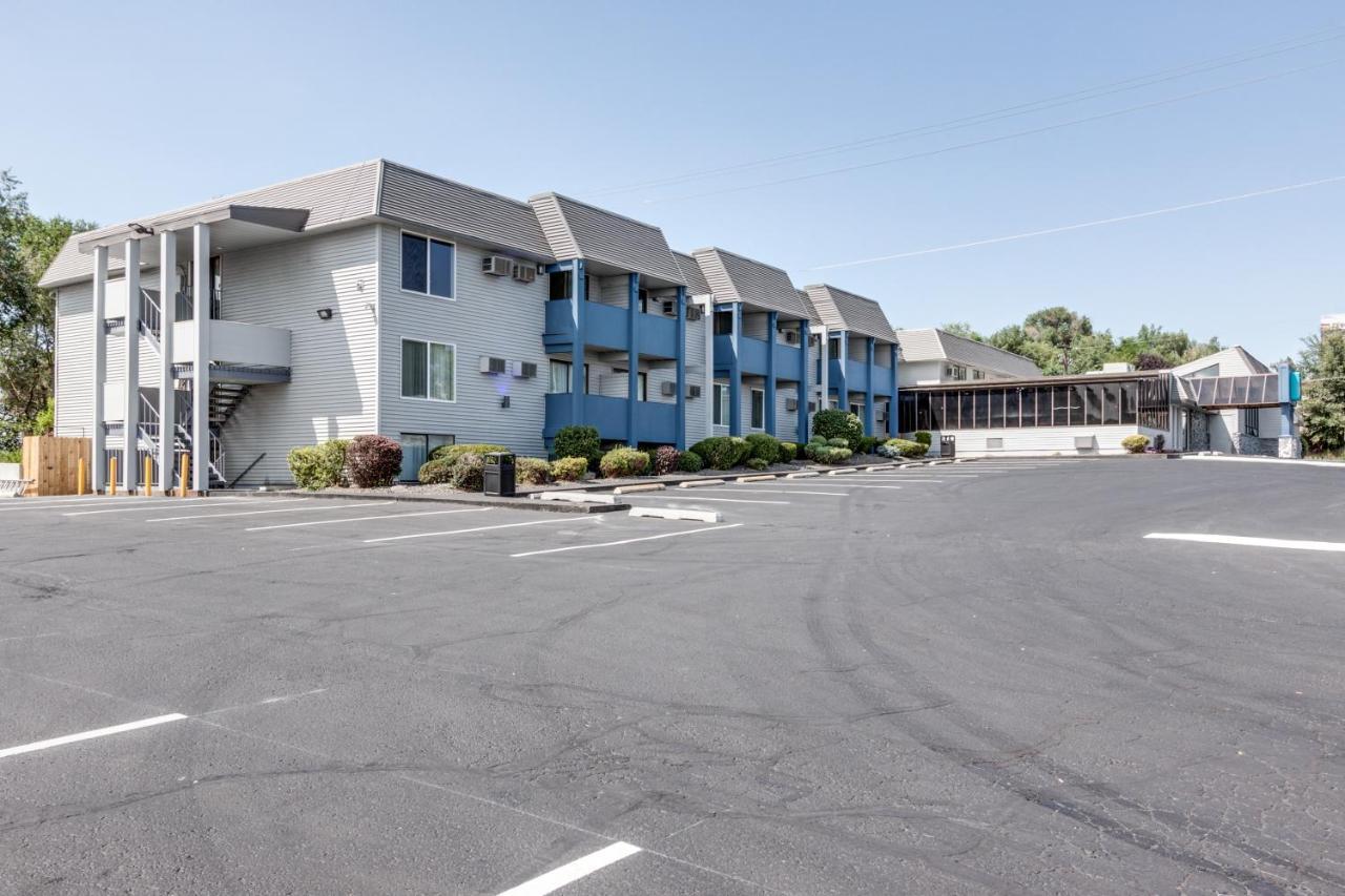 Days Inn & Suites By Wyndham Spokane Exteriör bild