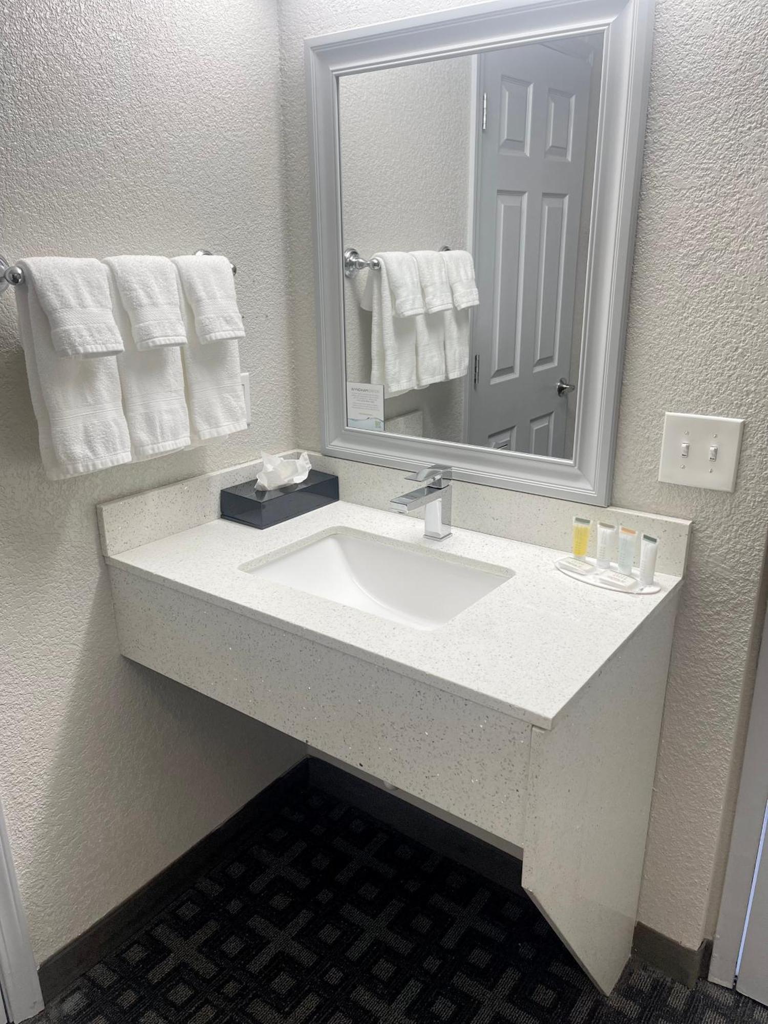 Days Inn & Suites By Wyndham Spokane Exteriör bild