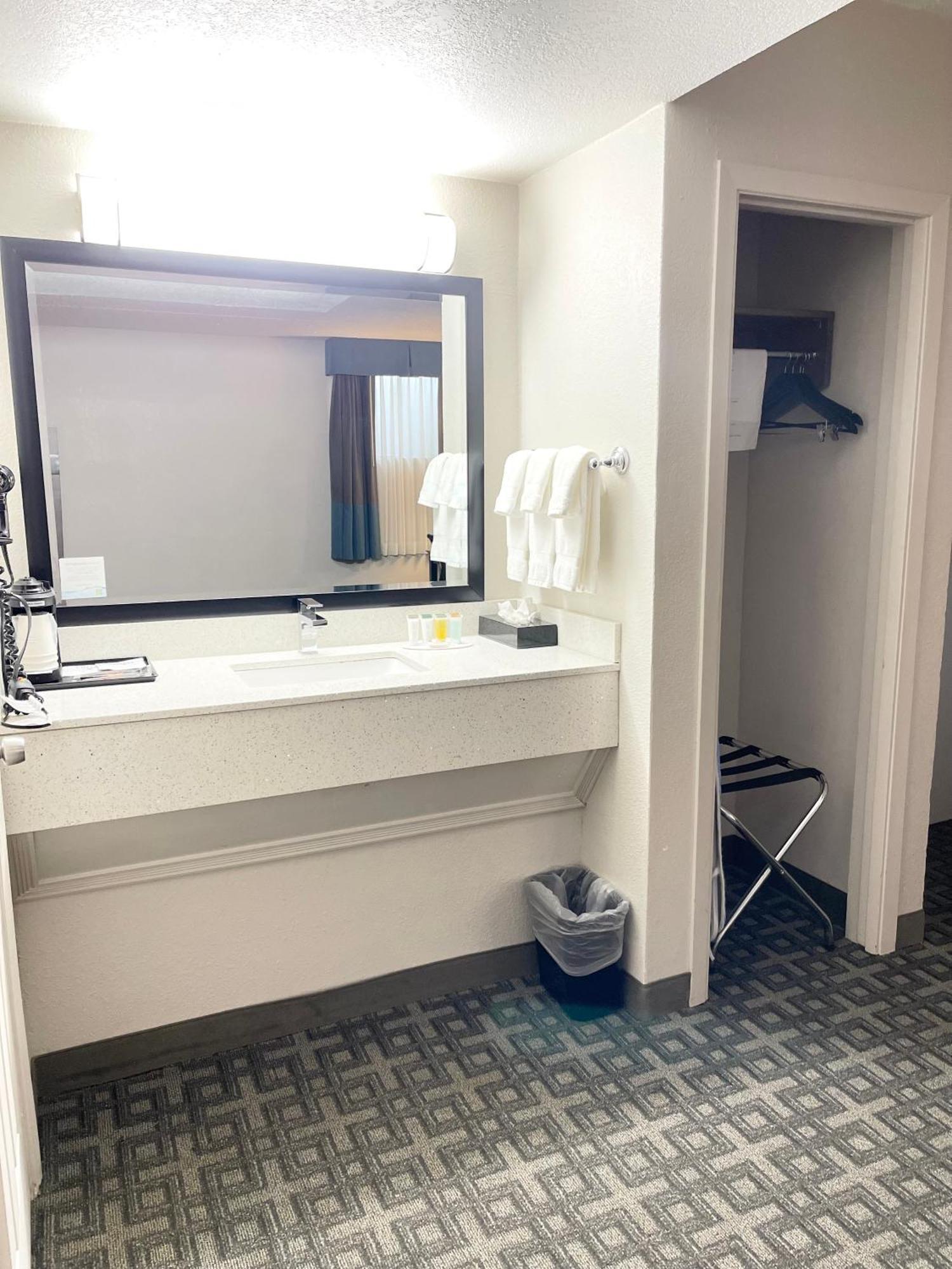 Days Inn & Suites By Wyndham Spokane Exteriör bild