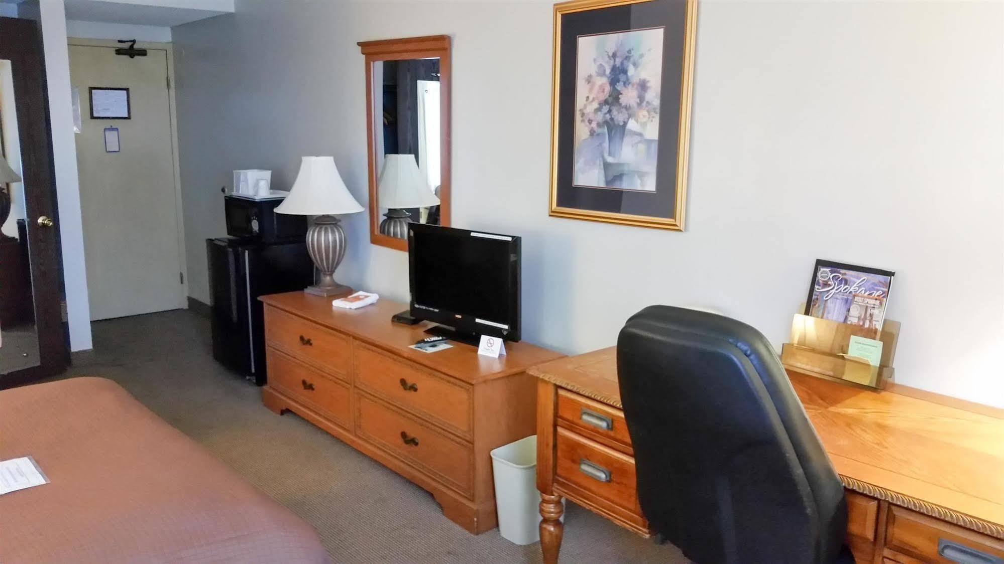 Days Inn & Suites By Wyndham Spokane Exteriör bild